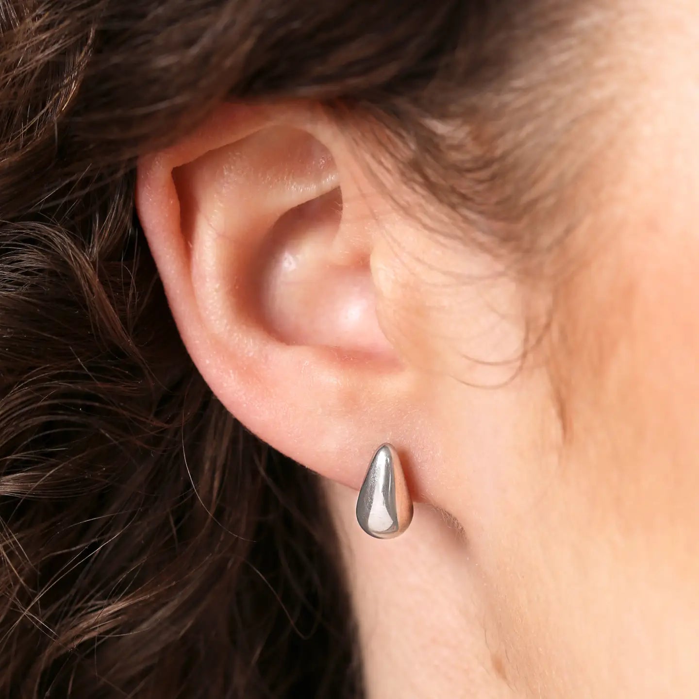 Mini teardrop stud earrings
