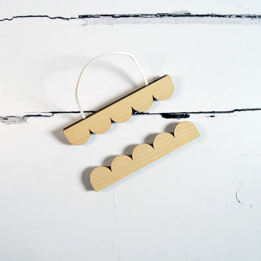 A5 scallop-edge magnetic picture hanger