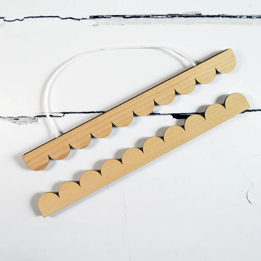 A3 scallop-edge magnetic picture hanger