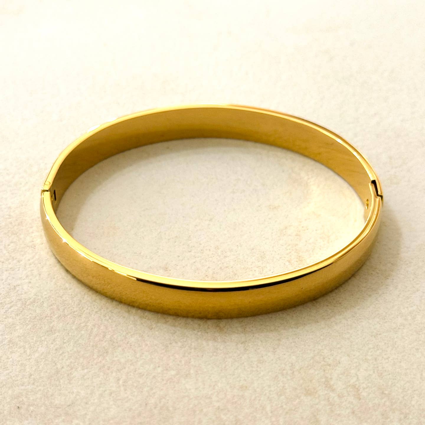 Plain gold bangle