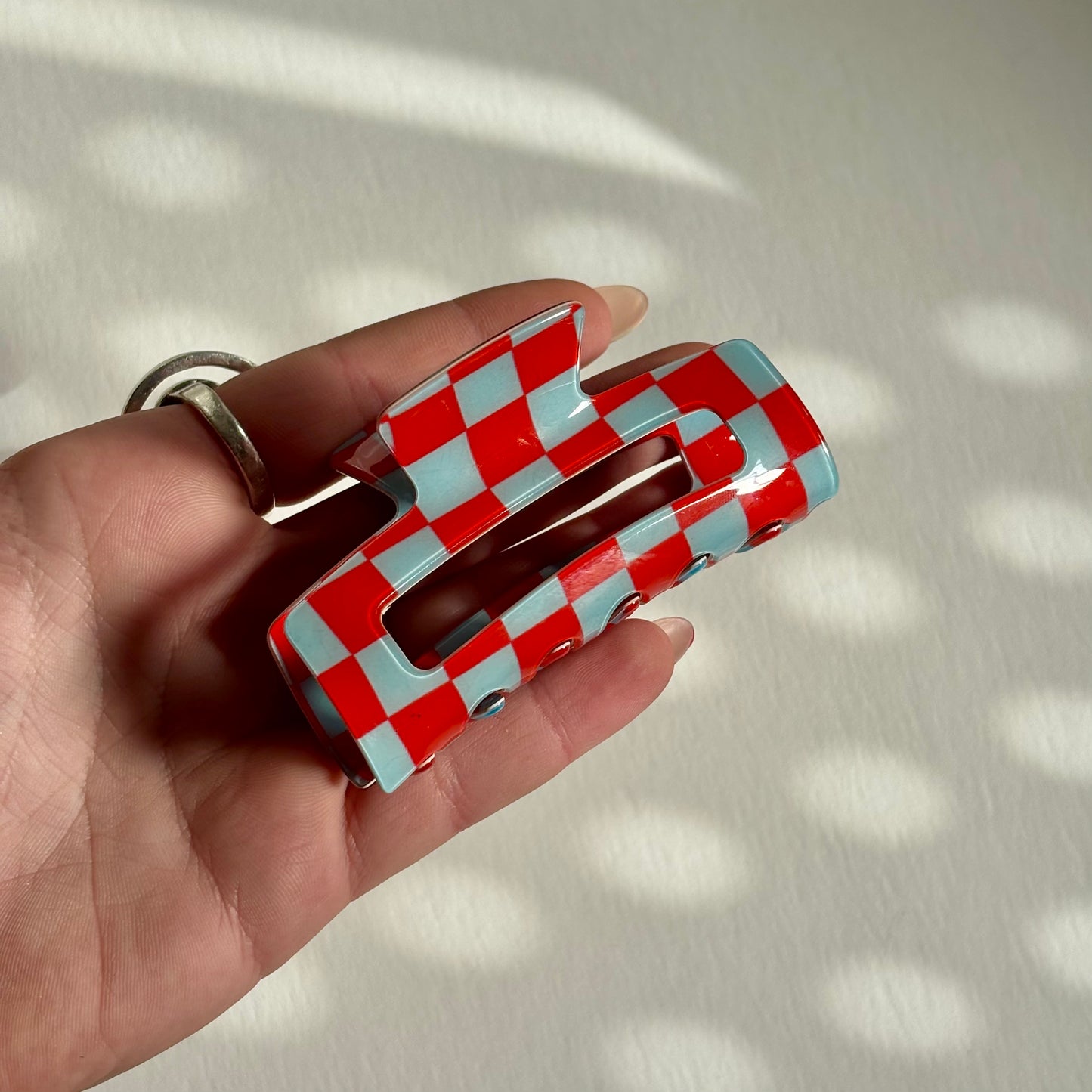 Checked claw clip