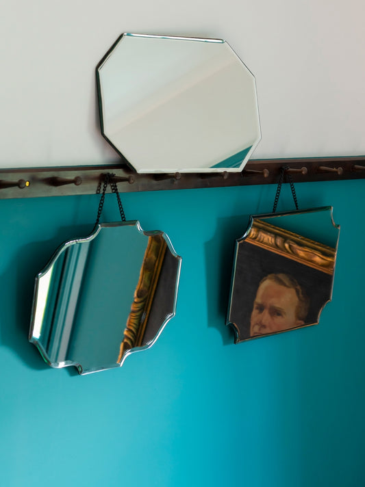 Bevelled frameless mirror