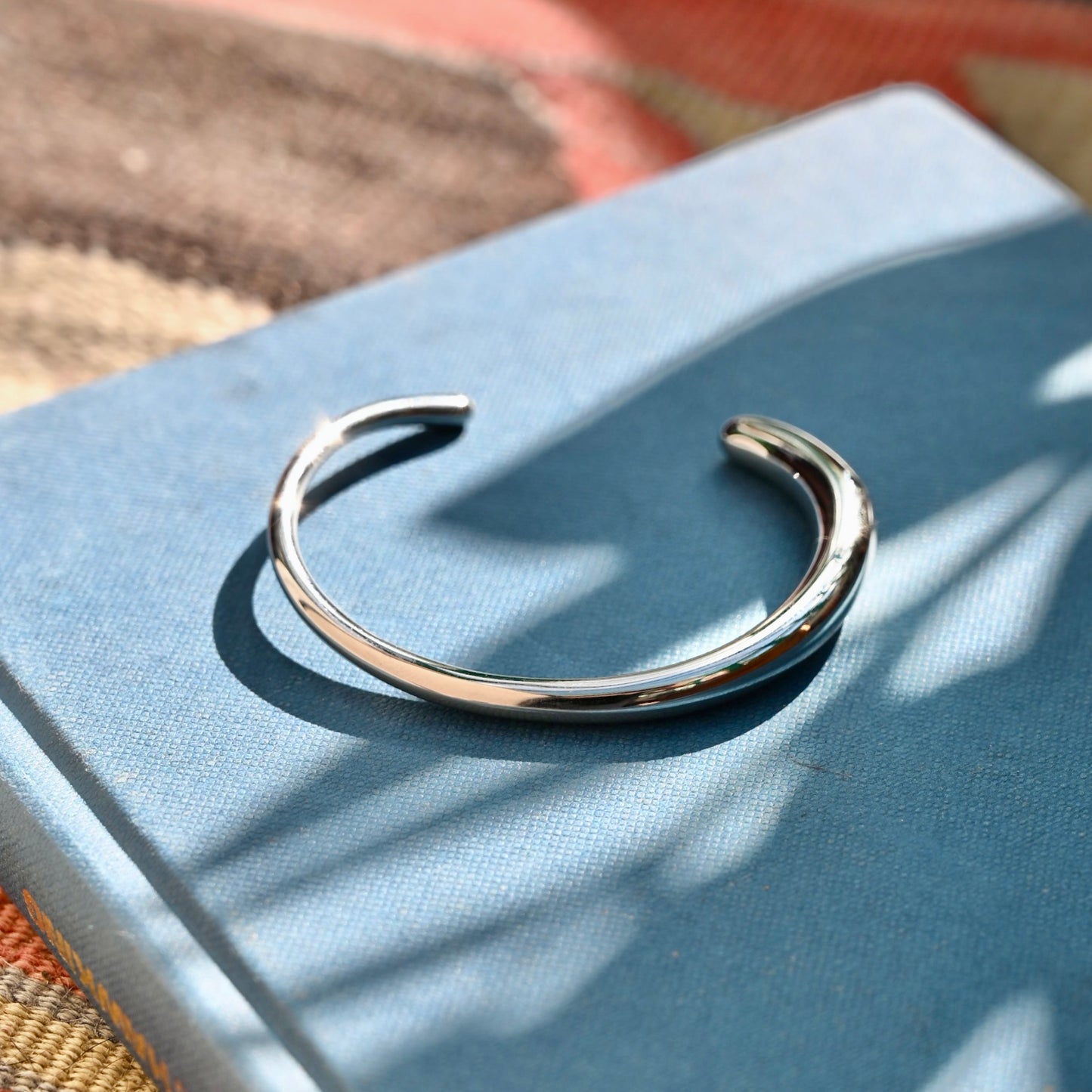 Bold fluid bangle