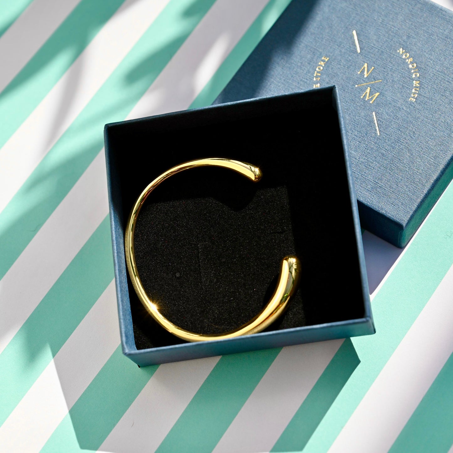 Bold fluid bangle