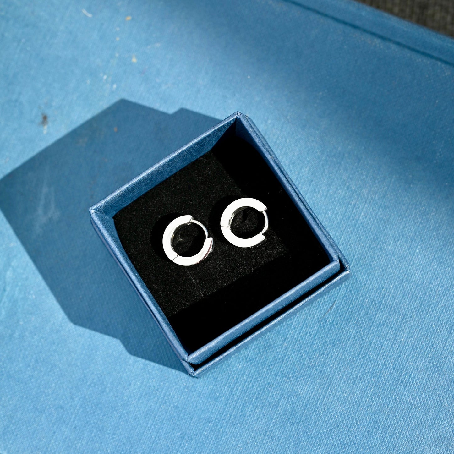 Flat huggie earrings