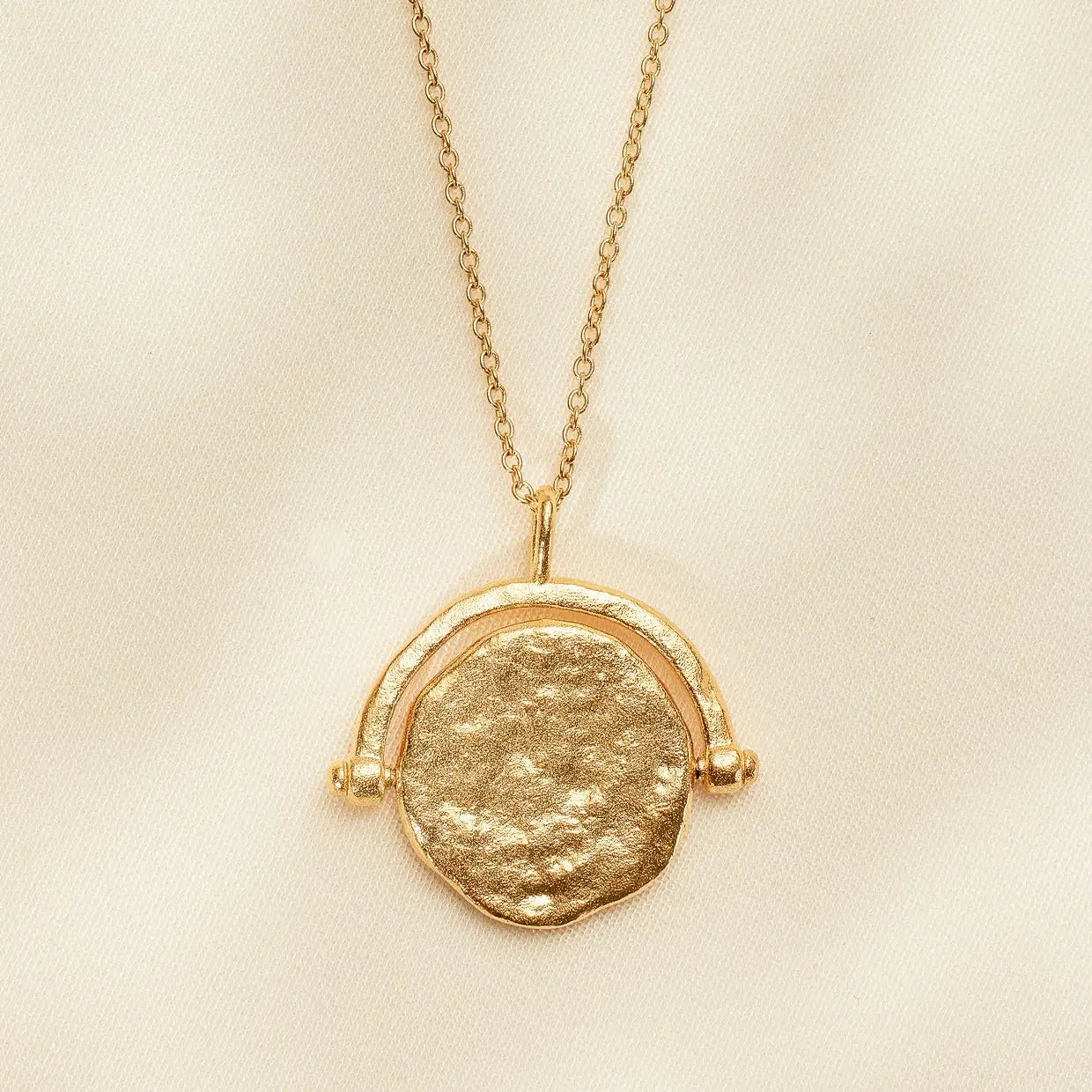 Gold pendant solune necklace