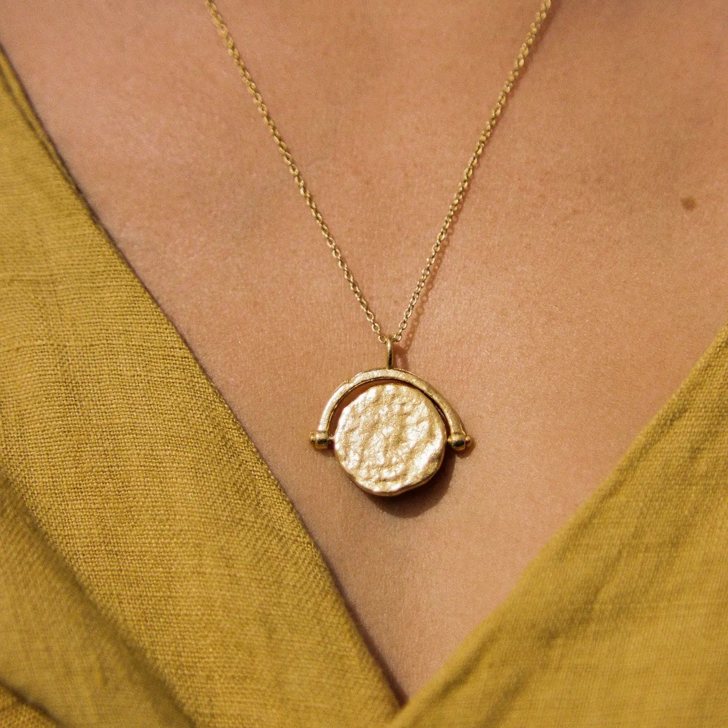 Gold pendant solune necklace