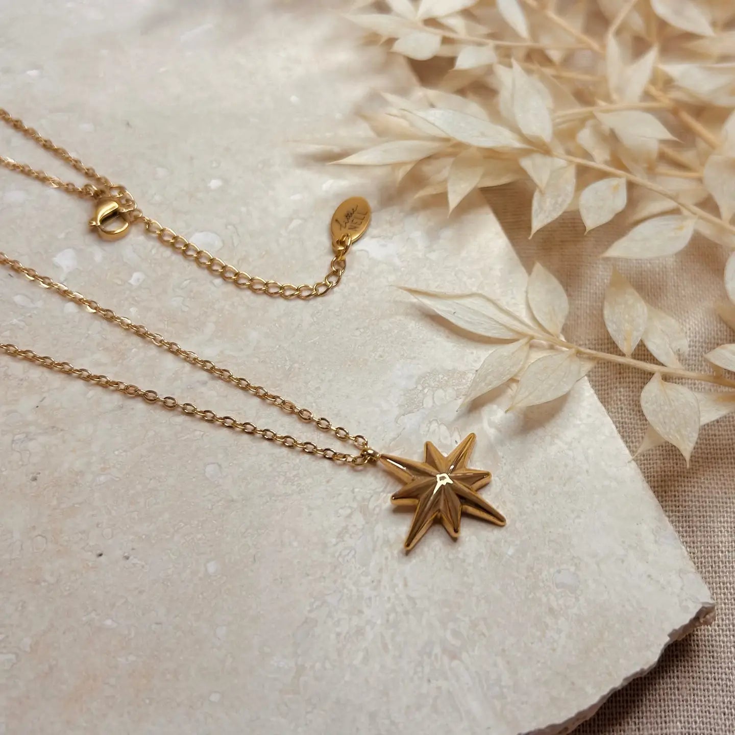 Gold star pendant necklace