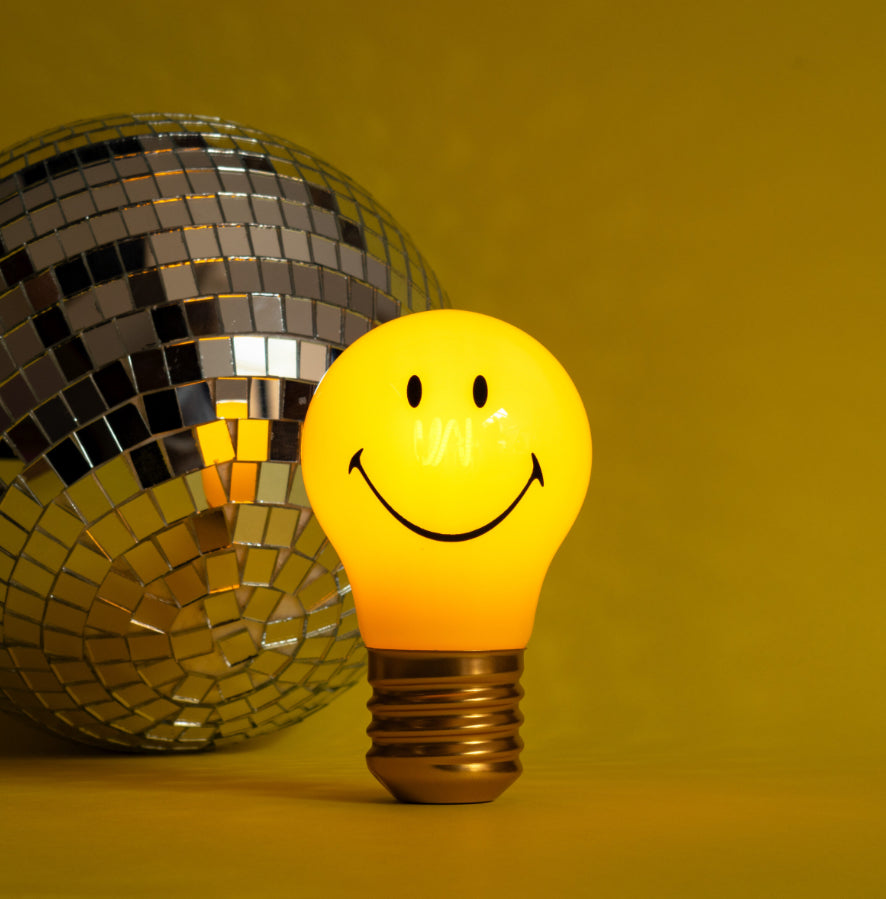 Cordless smiley lightbulb