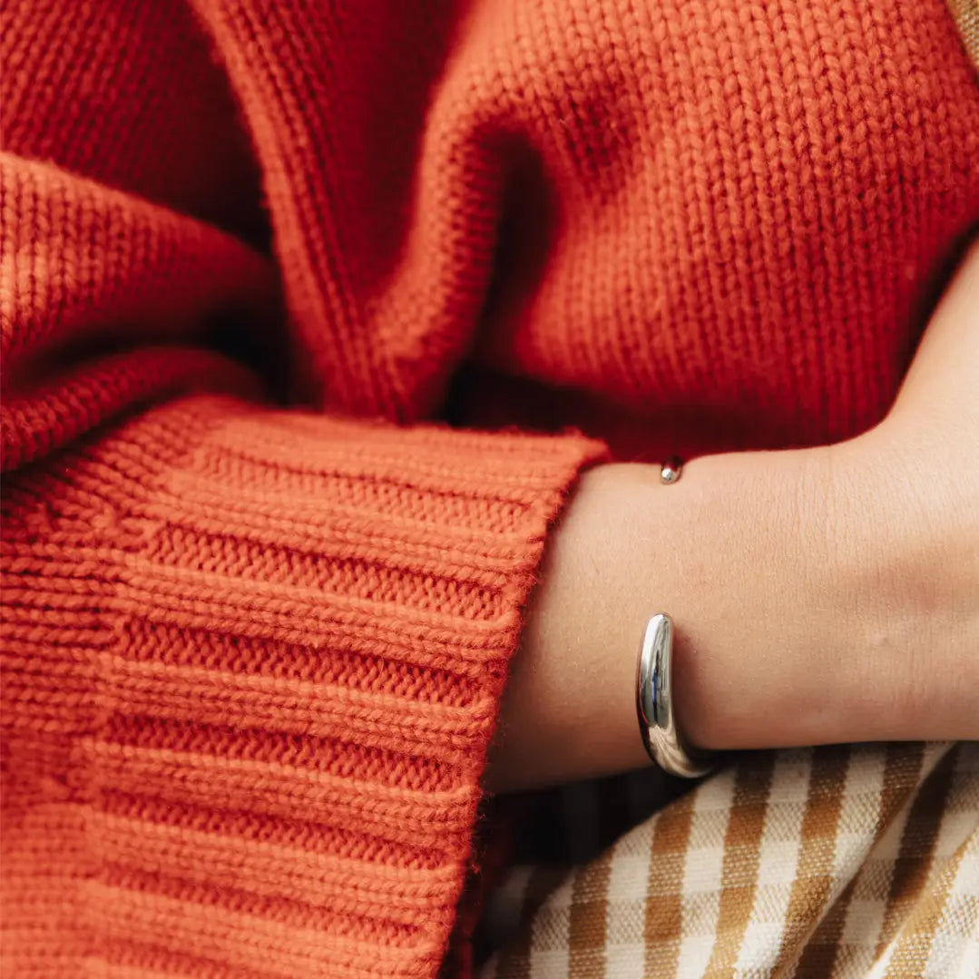 Bold fluid bangle