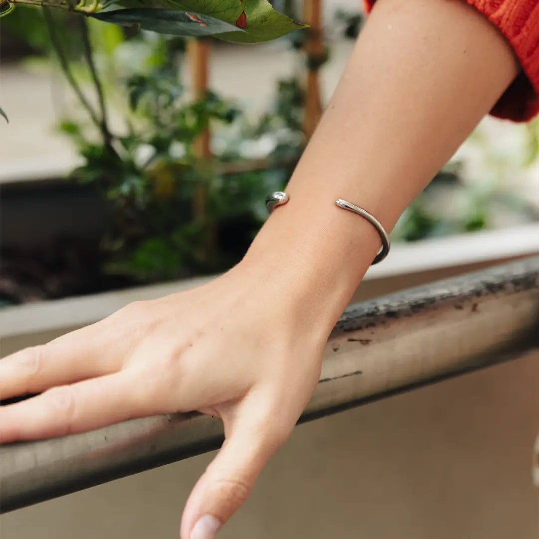 Bold fluid bangle