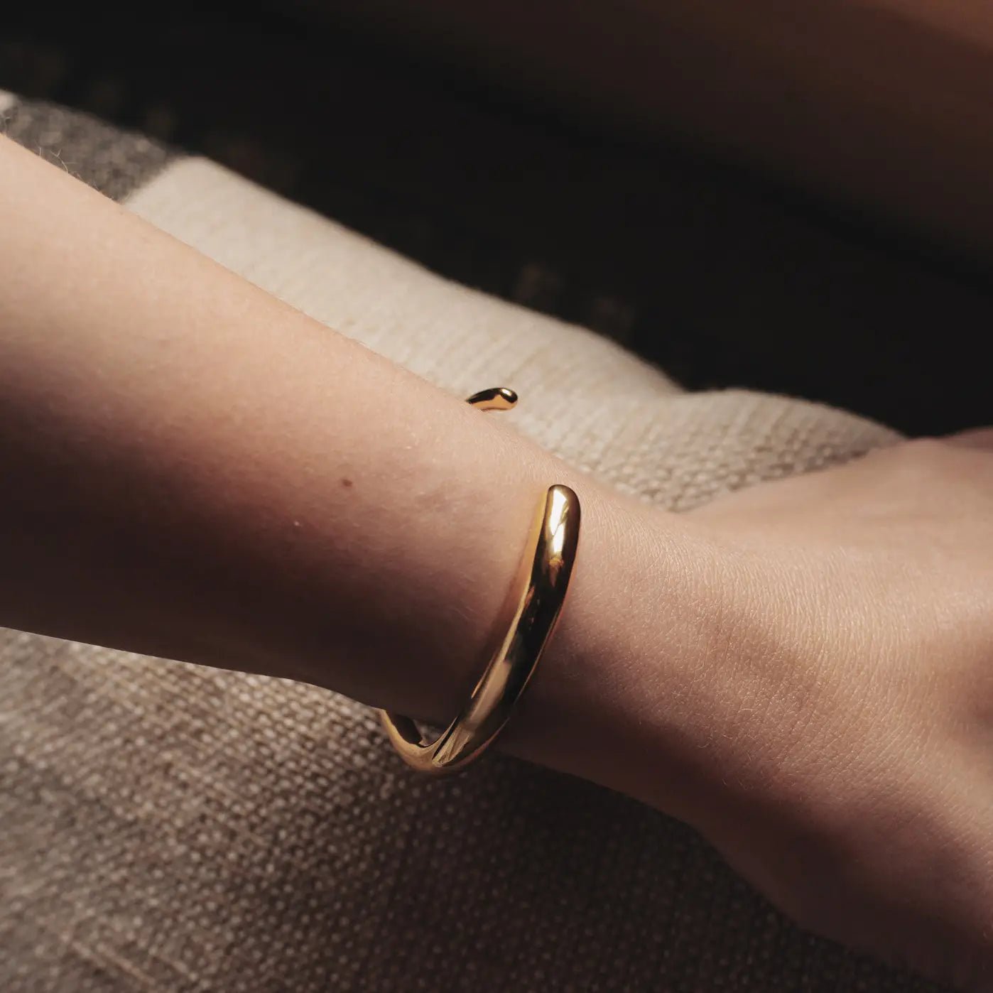 Bold fluid bangle