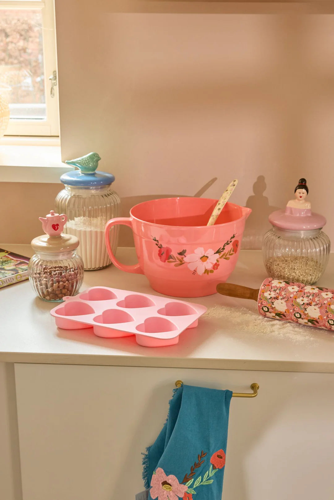 Glass jar with teapot lid