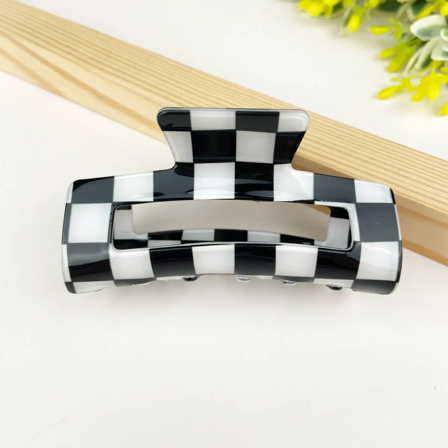 Checked claw clip
