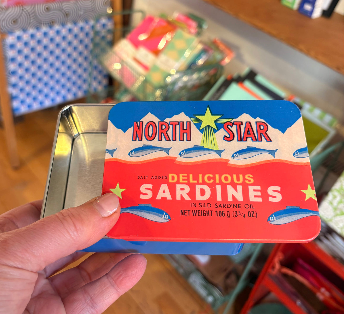 Fish metal tin push pull lid