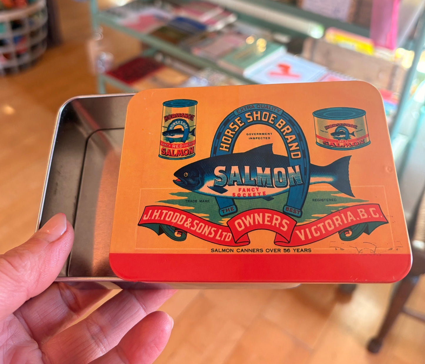 Fish metal tin push pull lid