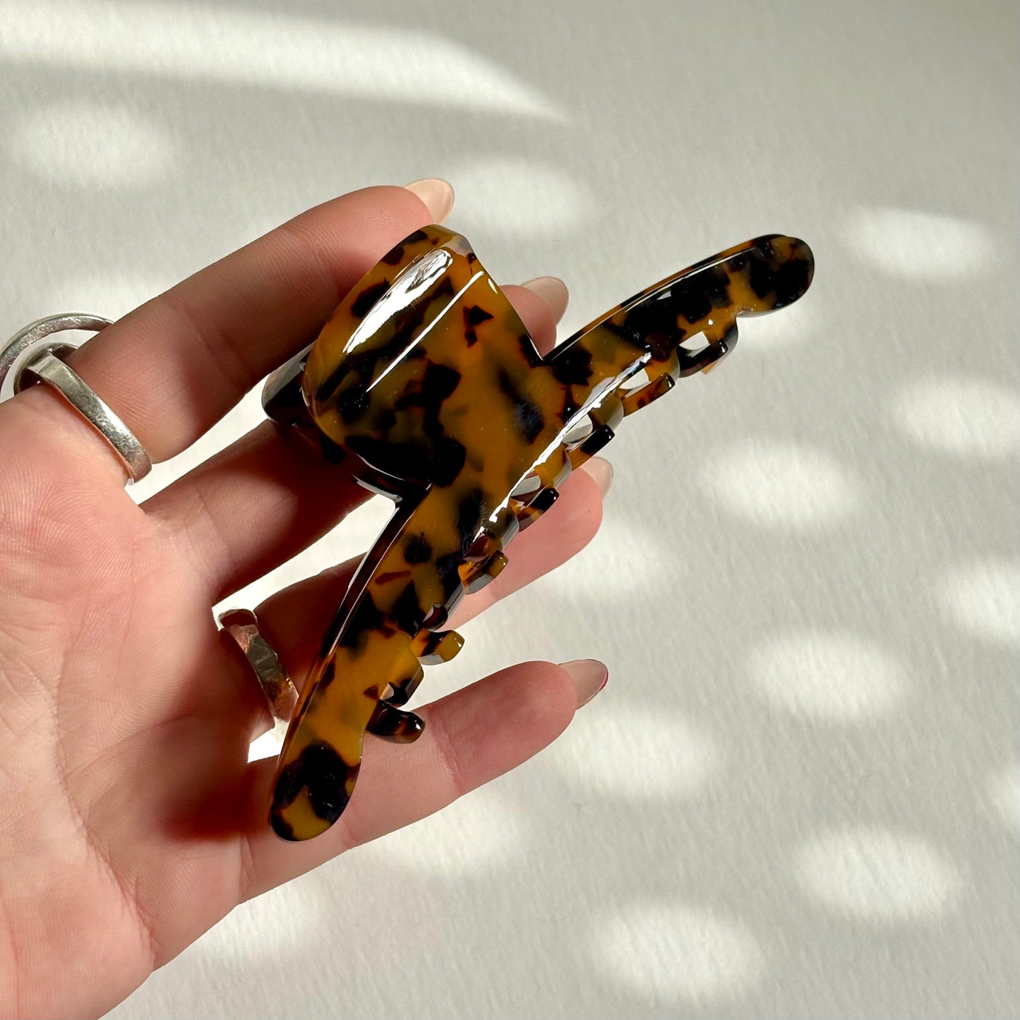 Large rounded claw clip