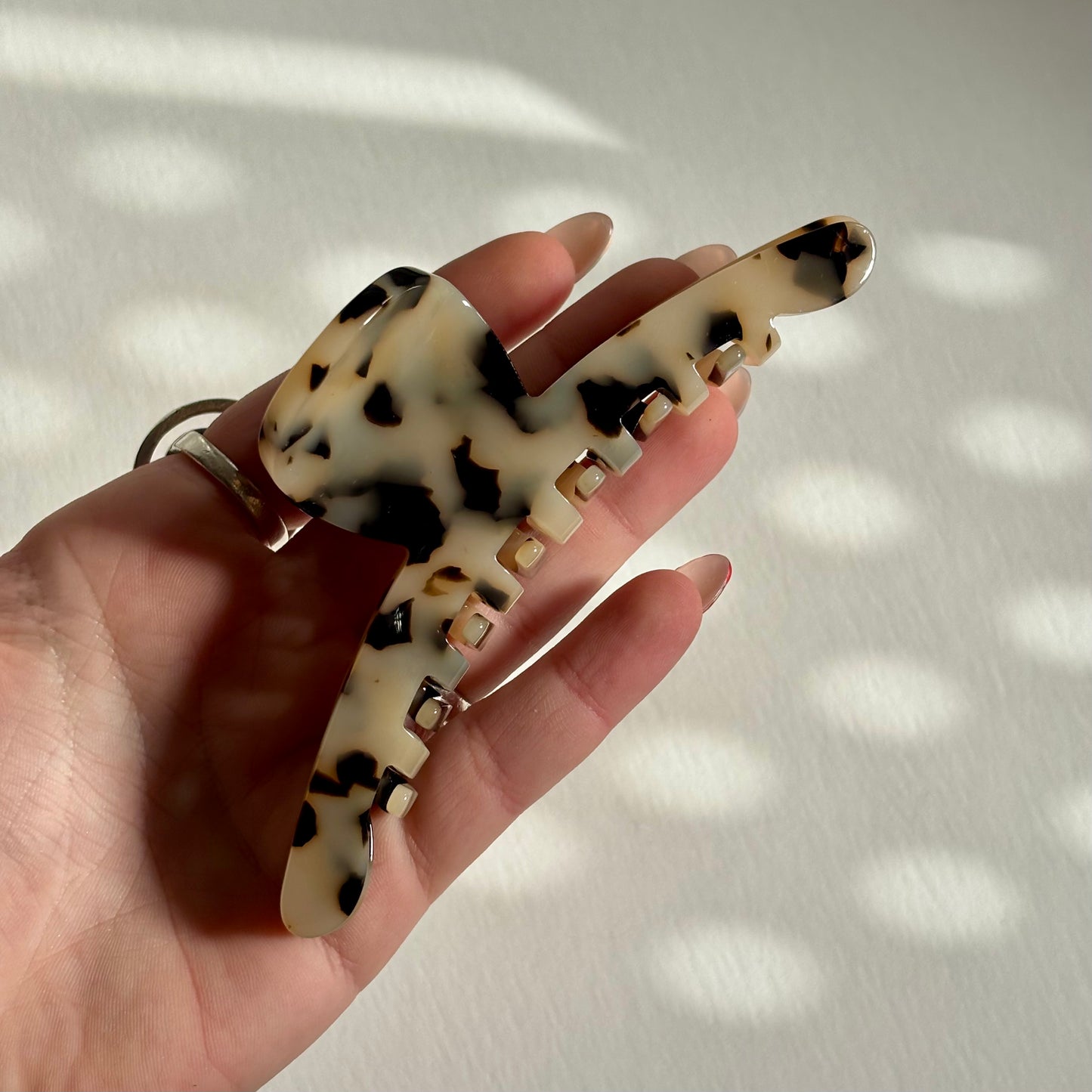 Large rounded claw clip