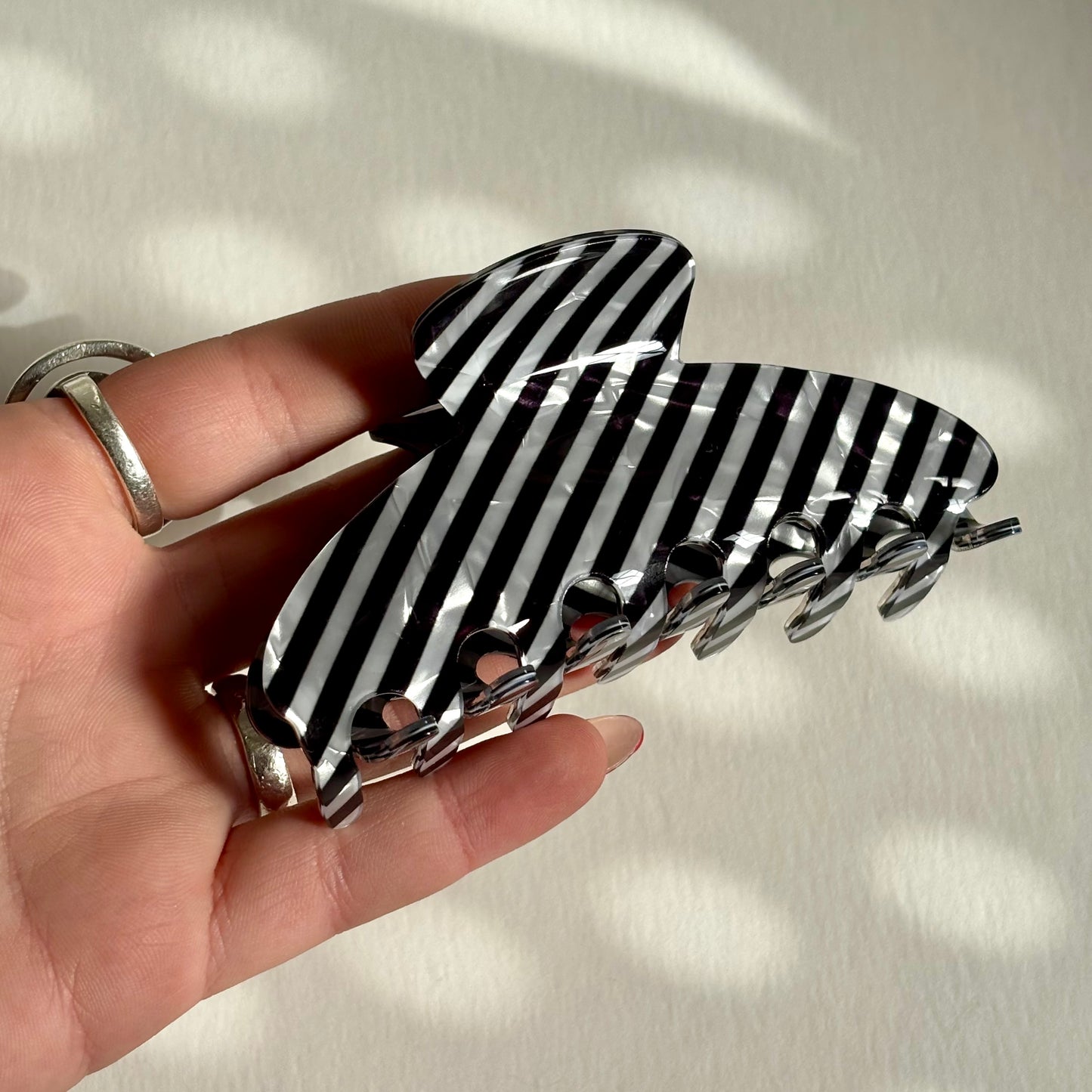 Diagonal stripe claw clip