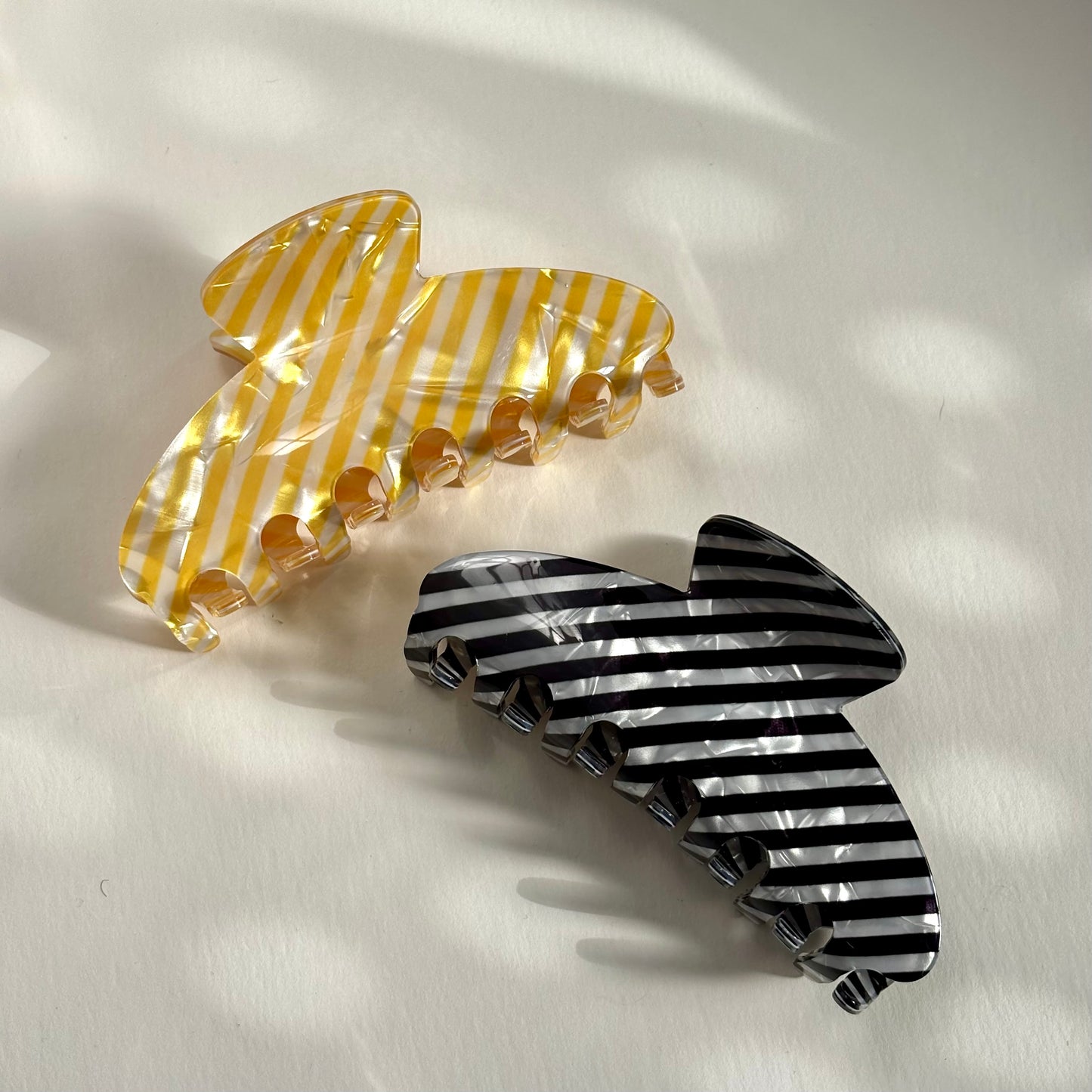 Diagonal stripe claw clip