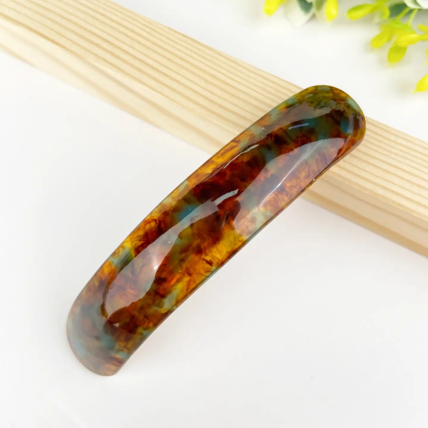 Single crescent hairclip