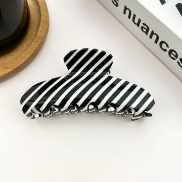 Diagonal stripe claw clip