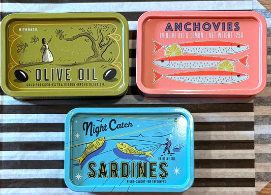 Small tin with lid