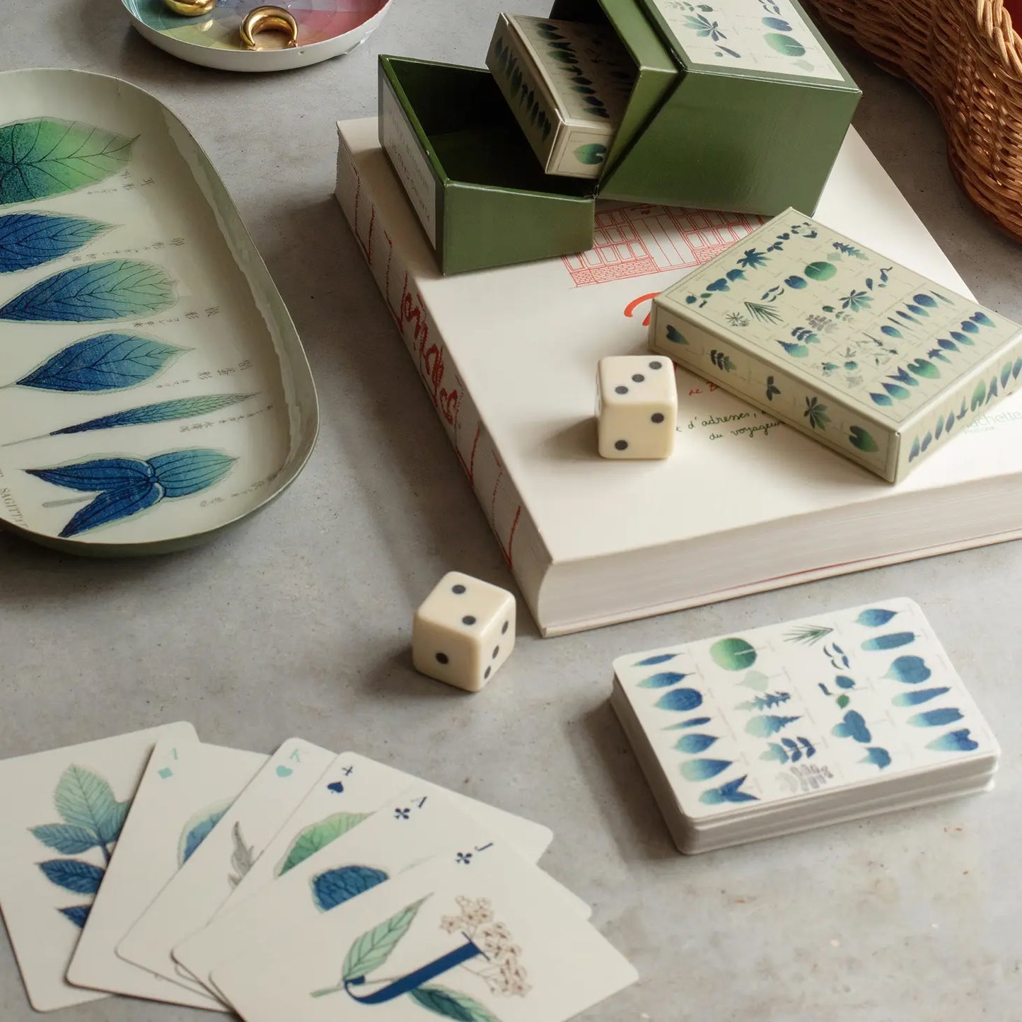 Shapes of leaves playing card set